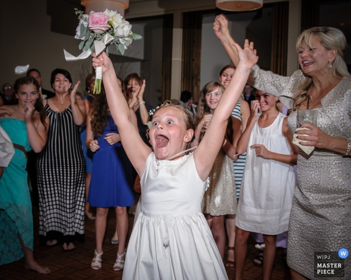 Photographe de mariage à Baton Rouge | L'image contient: réception, tirage au sort, fille de fleur, bouquet de capture, acclamations