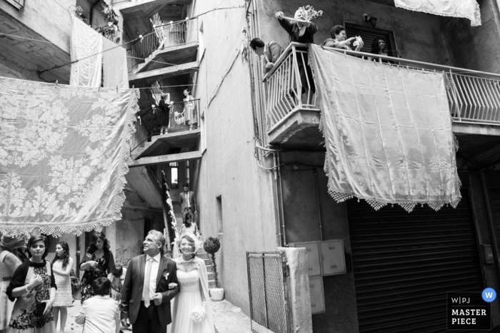 Foto por: <a href="https://www.wpja.com/contests/2014-q3-photography-contest/getting-ready/1496831"> Claudio Valerio - Italia </a> Fotografía de la boda de Reggio Calabria | La imagen contiene: blanco y negro, novia, novio, ceremonia de boda, invitados