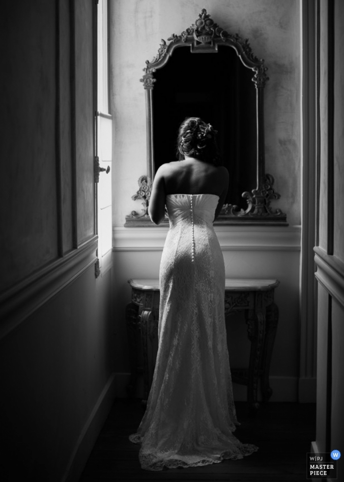 Fotografia di matrimonio in Nouvelle-Aquitaine | L'immagine contiene: prepararsi, sposa, specchio, luce naturale, bianco e nero