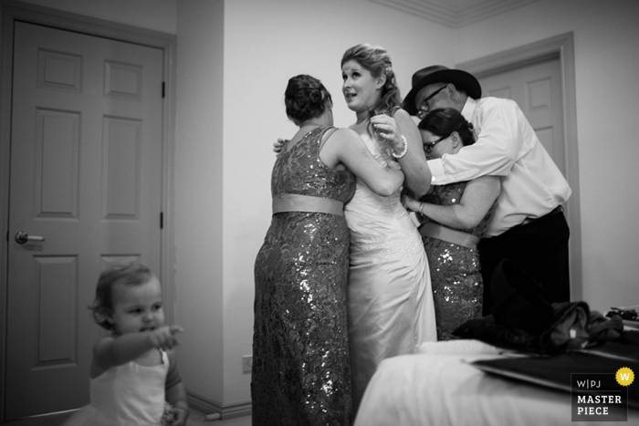Photo de: <a href="https://www.wpja.com/contests/2015-q1-photography-contest/getting-ready/1597636"> MangKhris Santika - Indonésie </a> Photographe de mariage à Bali a capturé cette image de la mariée obtenir de l'aide sous tous les angles pour lacer sa robe de mariée