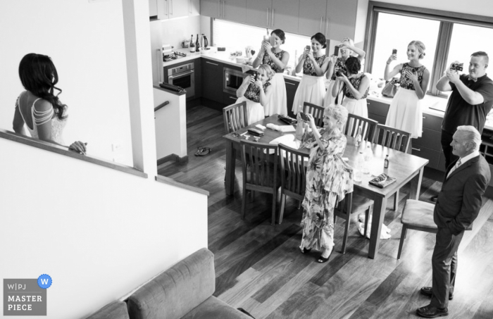 Photo par: <a href="https://www.wpja.com/contests/2015-q1-photography-contest/getting-ready/1608681"> Dean Dampney - Australie </a> Le photographe de mariage de la Nouvelle-Galles du Sud a capturé cette image en noir et blanc d'une mariée se dévoilant pour la première fois dans sa robe à sa famille