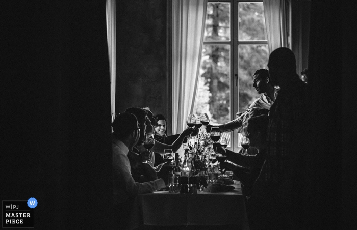 Zdjęcie: <a href="https://www.wpja.com/contests/2015-q2-photography-contest/toastingspeeches/1651256"> Anastasia Arrigo - Szwajcaria </a> Przyjęcie weselne wznosi tosty na tym czarno-białym obrazie ślubnym stworzonym przez wielokrotnie nagradzanego fotografa ze Szwajcarii.