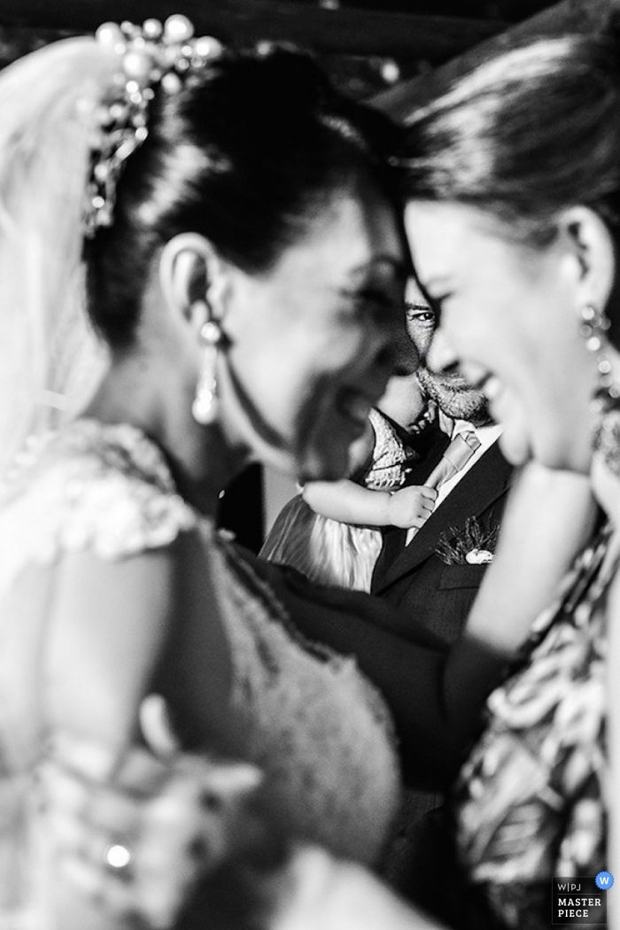 São Paulo wedding photographer captured this black and white photo of a bride and her mother embracing