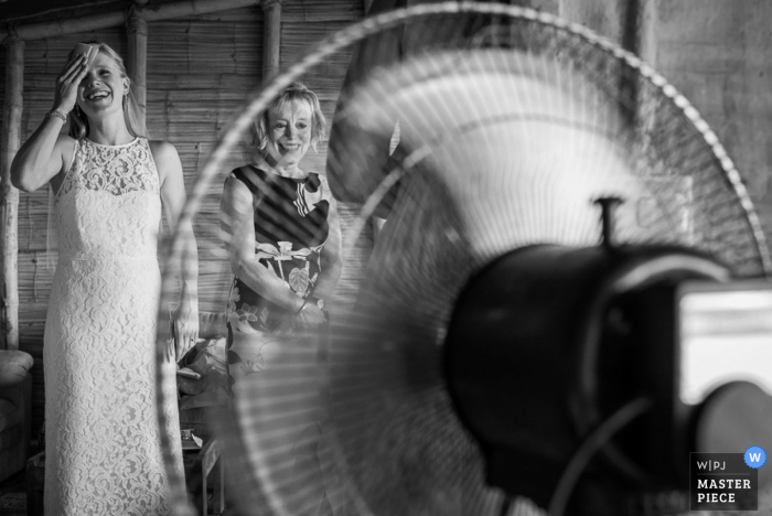 Photo by: <a href="https://www.wpja.com/contests/2015-q3-photography-contest/weather/1685086">Maik Dobiey - Peru</a> Lima bride trying to cool off on a hot day with a fan before the wedding - Peru wedding photography