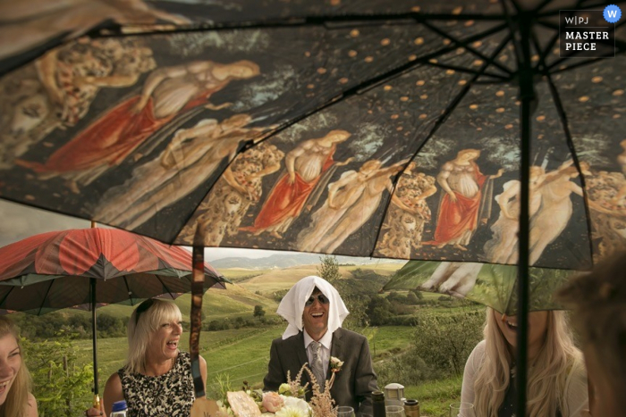 Les invités de Florence rient à la réception - Photojournalisme de mariage en Toscane