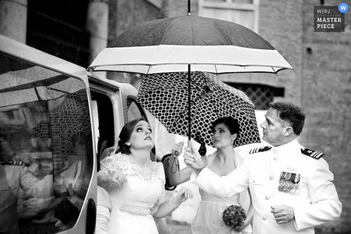 Rome bride trying to avoid the rain in her dress - Lazio wedding photography