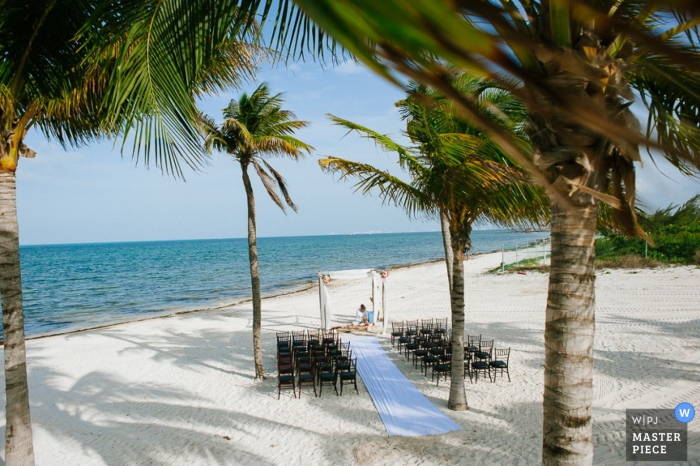 El sitio está preparado para una boda en la playa. Imagen de un fotógrafo de bodas de Cartago, Costa Rica.