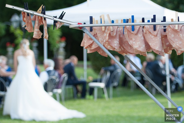Novia de Milán mientras estaba en la recepción al aire libre durante el día en esta foto de la boda de Lombardía Novia de Milán en la recepción al aire libre durante el día: fotoperiodismo de bodas en Lombardía