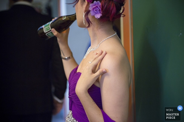 Foto de un invitado de Bizkaia disfrutando de una copa en la boda en España Invitado de Bizkaia disfrutando de una bebida en la boda - foto de la boda de España