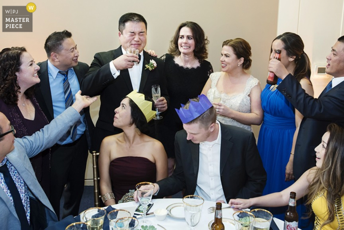 La novia y el novio de San Francisco con coronas en la recepción en esta foto de boda de California La novia y el novio de San Francisco llevan coronas en la recepción - Fotografía de boda en California