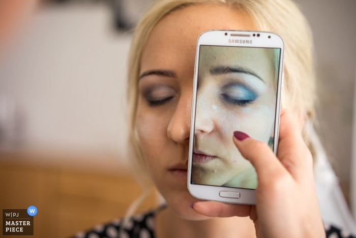 Offenburg bride getting her make up done before the ceremony in Baden Wurttemberg Offenburg bride getting her make up done before the wedding | Baden Wurttemberg wedding photo