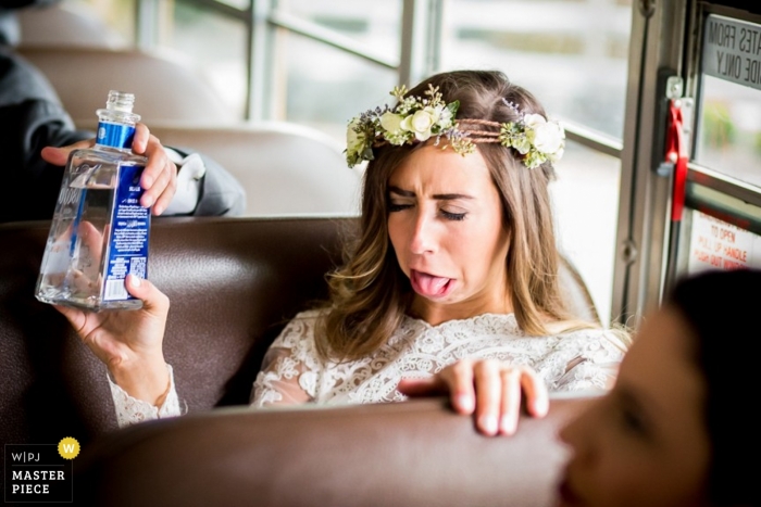 Foto di: <a href="https://www.wpja.com/contests/2015-q4-photography-contest/fluid/1766266"> Joseph Gidjunis - Stati Uniti </a> Fotografia di matrimonio della Pennsylvania del volto della sposa dopo aver preso un drink su un autobus | Momenti del giorno del matrimonio catturati a Philadelphia