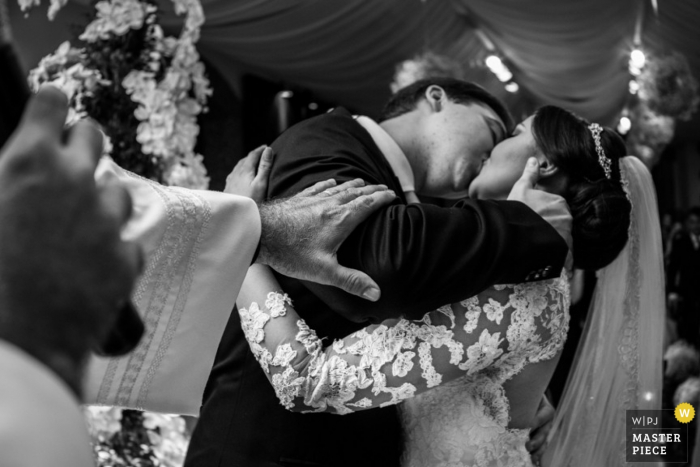 Photo: <a href="https://www.wpja.com/contests/2015-q4-photography-contest/ceremony/1754541"> Clara Sampaio - Brésil </a> photographie de mariage baiser en noir et blanc à Rio de Janeiro | pendant la cérémonie de mariage