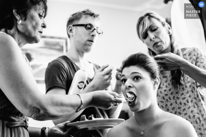Foto di: <a href="https://www.wpja.com/contests/2015-q4-photography-contest/bride-getting-ready/1707891"> Jeremy Fiori - Francia </a> La sposa della Loira della Loira si è nutrita mentre i suoi capelli sono stati fatti prima del matrimonio | Foto di matrimonio in Francia