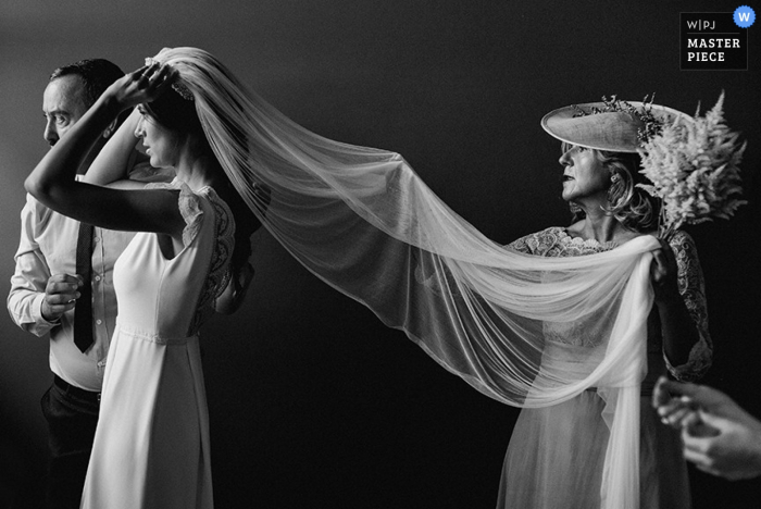 Madrid sposa ottenere aiuto con il suo vestito al matrimonio | Spagna fotografia di matrimonio