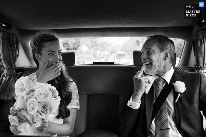 Photo: <a href="https://www.wpja.com/contests/2015-q4-photography-contest/bride-getting-ready/1722266"> Jenna Shouldice - Canada </a> La mariée de Victoria a le père de souligner quelque chose dans ses dents | Reportage de mariage en Colombie-Britannique photo