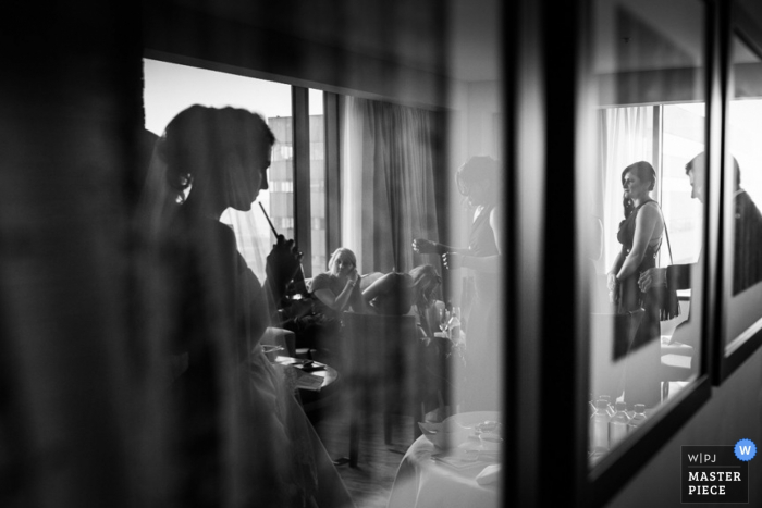 Foto di: <a href="https://www.wpja.com/contests/2015-q4-photography-contest/bride-getting-ready/1730221"> Kent Meireis - Stati Uniti </a> Festa nuziale del Montana che si gode la ricezione | Fotogiornalismo di nozze degli Stati Uniti