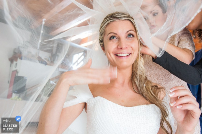 Foto di: <a href="https://www.wpja.com/contests/2015-q4-photography-contest/bride-getting-ready/1752226"> Enzo Masella - Italia </a> La fotografia di nozze di Venezia della sposa che si ventola mentre il velo va avanti