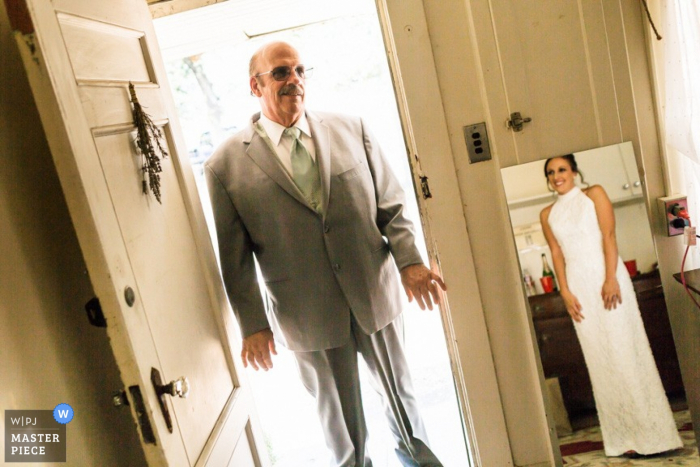 Foto por: <a href="https://www.wpja.com/contests/2015-q4-photography-contest/bride-getting-ready/1761536"> Chris Shum - Estados Unidos </a> Fotografía de boda de papá viendo a la novia con su vestido en San Francisco