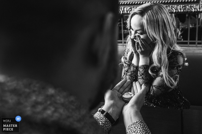 Photographie parisienne de la mariée émotionnelle | Moments du jour du mariage capturés en France