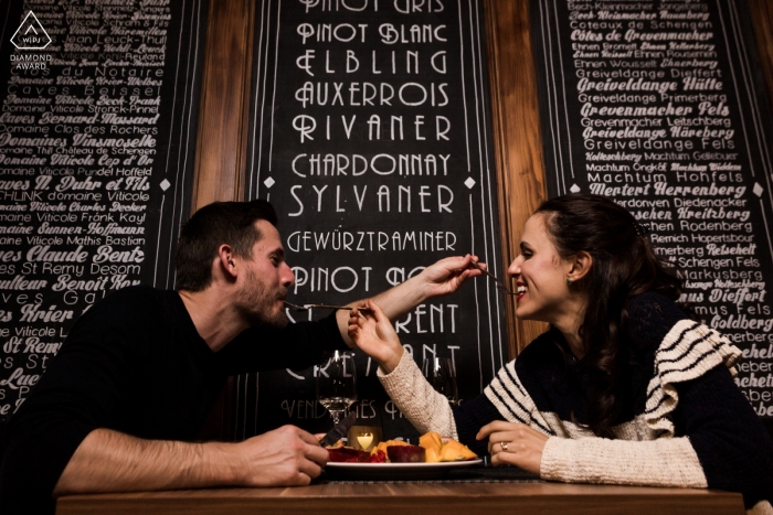 Foto por: <a href="https://www.wpja.com/photos/diamond-award-top-wedding-engagement-photographer/2178746"> Samuel Berthelot - Alzingen Luxemburgo retratos de compromiso con una pareja en la cena
