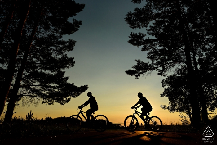 Fotógrafo de noivado de Winnipeg. Retratos pré-casamento em bicicletas.