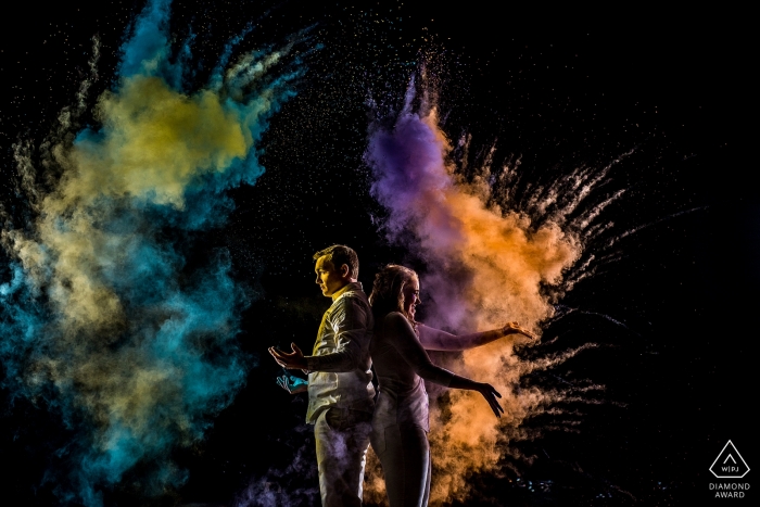 Séance de création de portrait à Boulder, Colorado. Photographie de fiançailles de nuit avec lumières et couleurs.