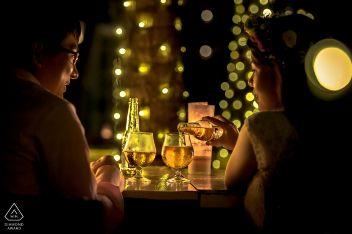Prewedding portrait of a couple at a restaurant, pouring drinks by a Hangzhou City wedding photographer Prewedding portrait of a couple at a restaurant, pouring drinks | Hangzhou City wedding photographer