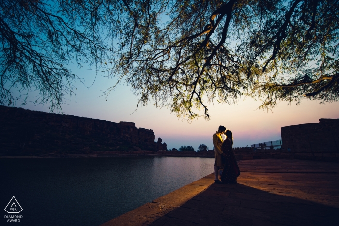 Uma sessão de fotografia pré-casamento noite de um casal | Fotógrafo de casamento de Mumbai