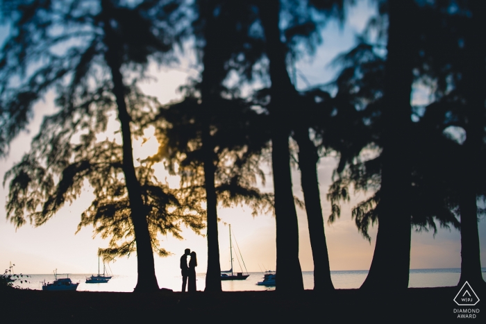 Foto di fidanzamento di Mumbai. Ritratti pre-matrimonio sugli alti alberi vicino alla spiaggia. Fotografia di silhouette