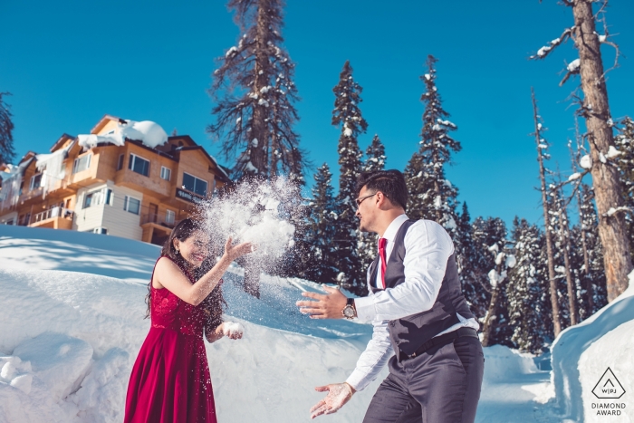 Maharashtra, Indien Engagement Fotograf. Verlobtes Paar Spiel im Schnee.