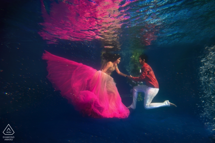 Maharashtra Unterwasser-Verlobungsfoto. Mumbai Vorhochzeitstrieb im Wasser.