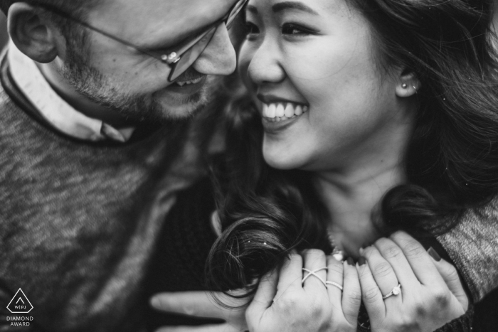 Fotografía de compromiso de Derbyshire en blanco y negro. Retrato muy recortado de una pareja abrazada.