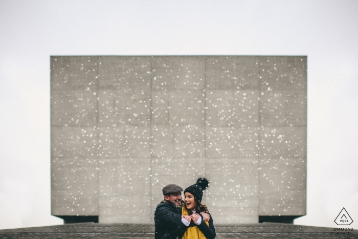 Derbyshire Engagement Fotograf. Industrielle und symmetrische Portraits vor der Hochzeit.