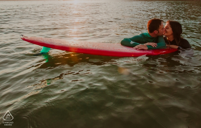 Biscaya Surfen Paar Engagement schießen | Neoprenanzüge und ein Surfbrett passen diesen Jungvermählten sehr gut im Wasser