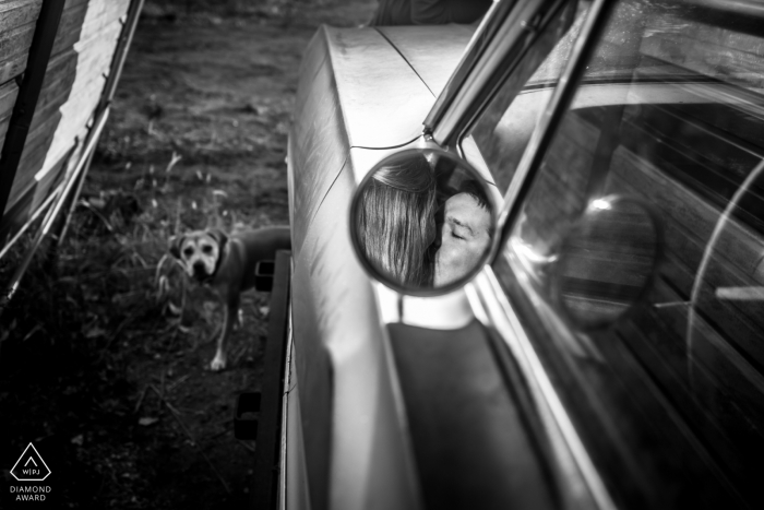 Minneapolis-Reiseziel Hochzeitsfotograf | Minnesota Verlobungssitzung in einem Weinleseauto