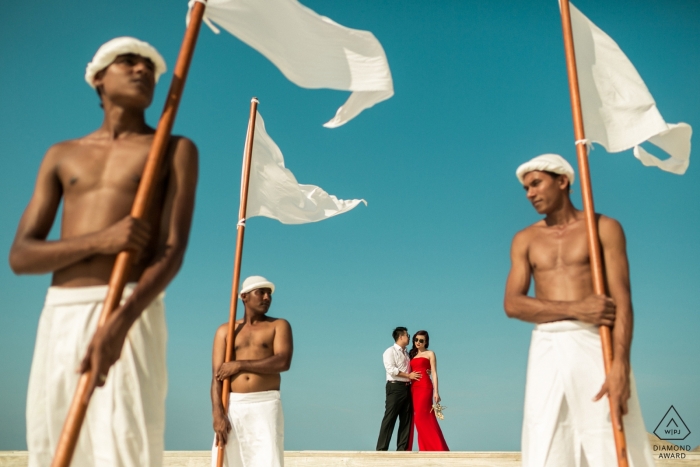 Fotógrafo de noivado de Ontário | Sessão Fotográfica de Casamento Pré no sol com titulares de bandeira