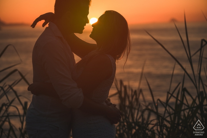 Photographie de fiançailles au coucher du soleil à Rio de Janeiro | Portrait de plage pour jeune couple