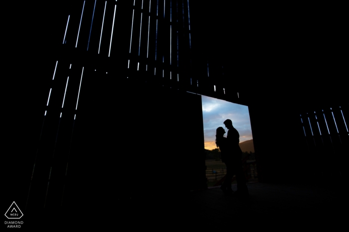 Photo: <a href="https://www.wpja.com/photos/diamond-award-top-wedding-engagement-photographer/2175961"> Jessica Schlamp - Kelowna (Colombie-Britannique) Une vieille grange rustique en Colombie-Britannique est utilisée pour encadrer ce couple de fiancés lors de leur séance de portrait