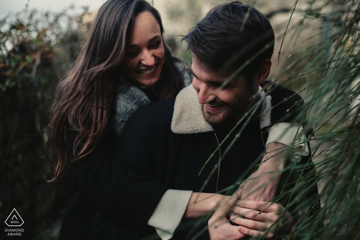 Sesión de compromiso íntima antes de la boda Auvernia-Ródano-Alpes con una hermosa pareja