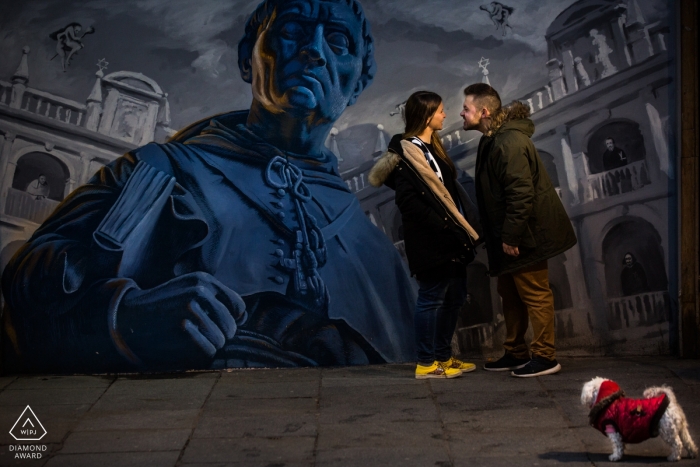 Fotógrafo de compromiso en España. Mural de arte callejero retrato con un perro pequeño en una chaqueta roja.