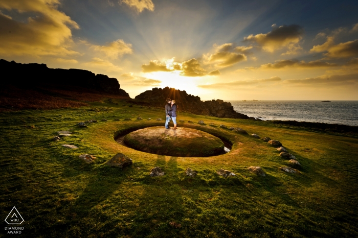 Foto: <a href="https://www.wpja.com/photos/diamond-award-top-wedding-engagement-photographer/2184711"> Nick Despres - Hochzeitsfotograf aus dem Vereinigten Königreich </a> Dramatische Portraits bei Sonnenuntergang für Kanalinseln Hochzeit vor der Hochzeit