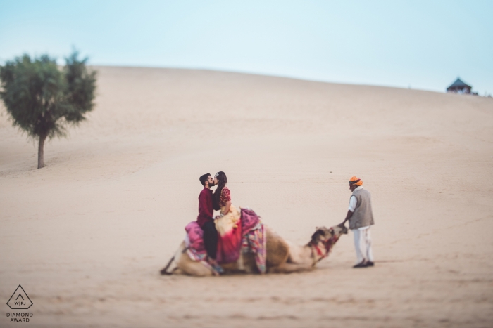 Sesión de participación de Maharashtra en el desierto con el camello - retratos previos a la boda