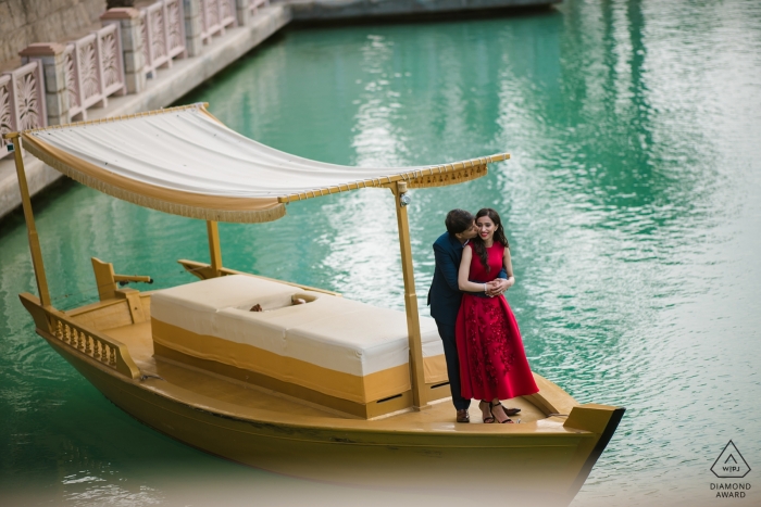 Maharashtra-Vorhochzeitsporträts in einem roten Kleid auf dem Boot im Wasser