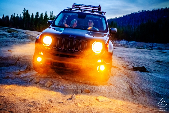 Foto door: <a href="https://www.wpja.com/photos/diamond-award-top-wedding-engagement-photographer/2183566"> Shaunte Dittmar - Lake Tahoe California Off-road SUV Lake Tahoe pre-huwelijksportret sessie in de schemering met behulp van de koplampen van de auto