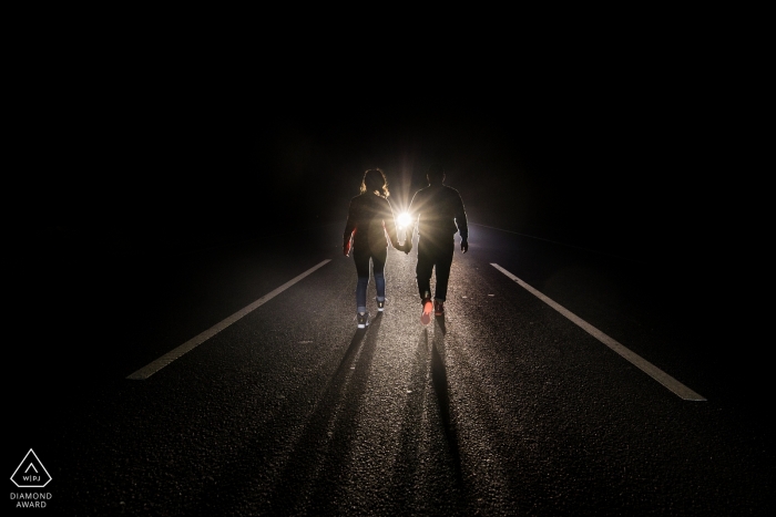 China engagement photography session - Night pre-wedding portraits in the streets with the car lights