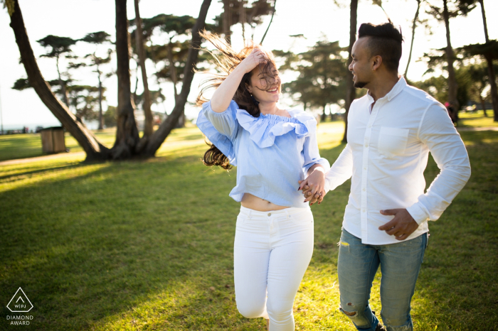 Victoria Engagement Photographer | Couple potrait session at the grassy park in the sun 