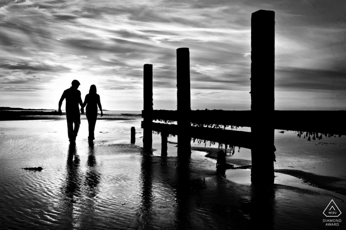 Foto: <a href="https://www.wpja.com/photos/diamond-award-top-wedding-engagement-photographer/2184726"> Nick Despres - Hochzeitsfotograf aus dem Vereinigten Königreich </a> Channel Islands Schwarz-Weiß-Verlobungsshooting - Portraits vor der Hochzeit bei Ebbe am Strand