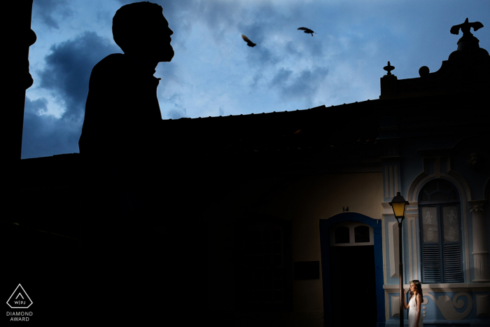 Pareja de Goiás posando en la madrugada bajo los pájaros en la ciudad