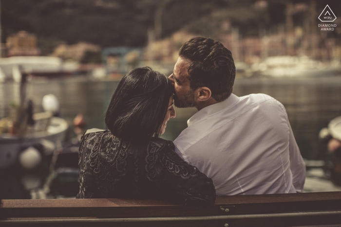 Pareja de Liguria durante una sesión de compromiso junto al agua